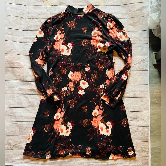 SO Dresses & Skirts - SO XXl Cozy Warm Floral Dress
